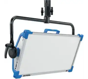  ضوء خافت LED من ARRI SkyPanel S60-C مع نير يدوي (أزرق/فضي، Edison) للإيجار | استأجر
