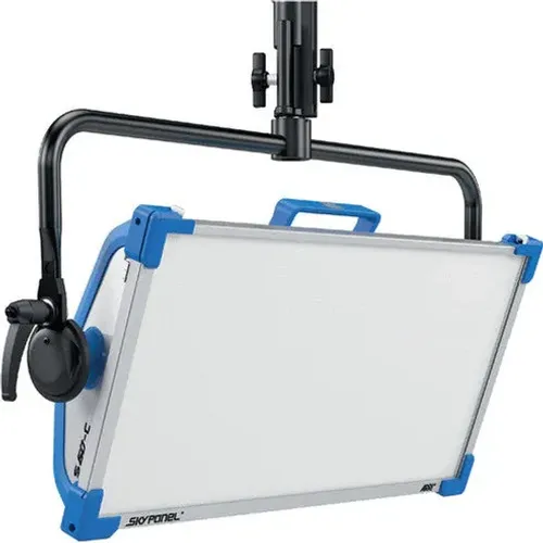  ضوء خافت LED من ARRI SkyPanel S60-C مع نير يدوي (أزرق/فضي، Edison)