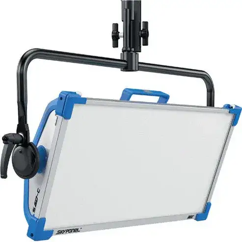  ضوء خافت LED من ARRI SkyPanel S60-C مع نير يدوي (أزرق/فضي، Edison) - الصورة الرئيسية للإيجار | استأجر
