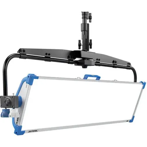  ضوء خافت LED من ARRI SkyPanel S120-C (أزرق/فضي، يعمل بواسطة عمود)