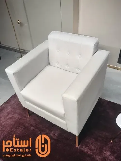 كنب مفرد من القماش الأبيض مع ظهر مبطن بالأزرار