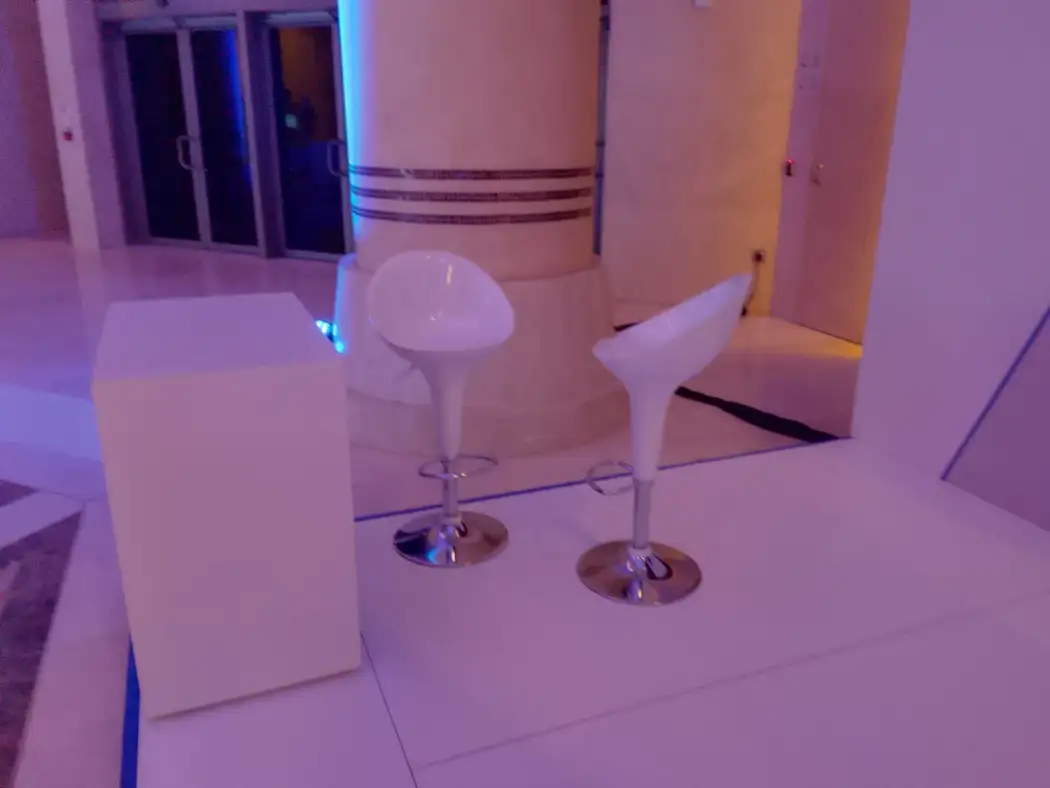 طاولة بيضاء مع كرسيين بار لون أبيض بتصميم عصري مناسبة للمؤتمرات والاجتماعات