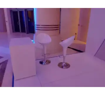 White table with two white bar chairs in a modern design for meetings for rent | Estajer