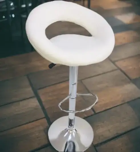 Modern high white bar stool with shiny chrome base - Image 3 for rent | Estajer
