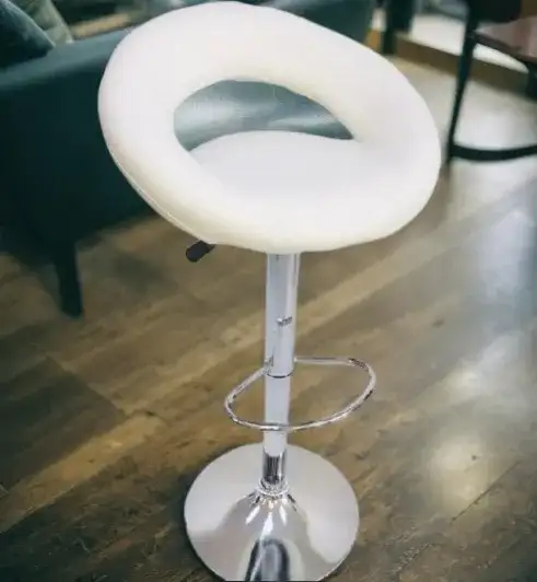 Modern high white bar stool with shiny chrome base - Main image for rent | Estajer