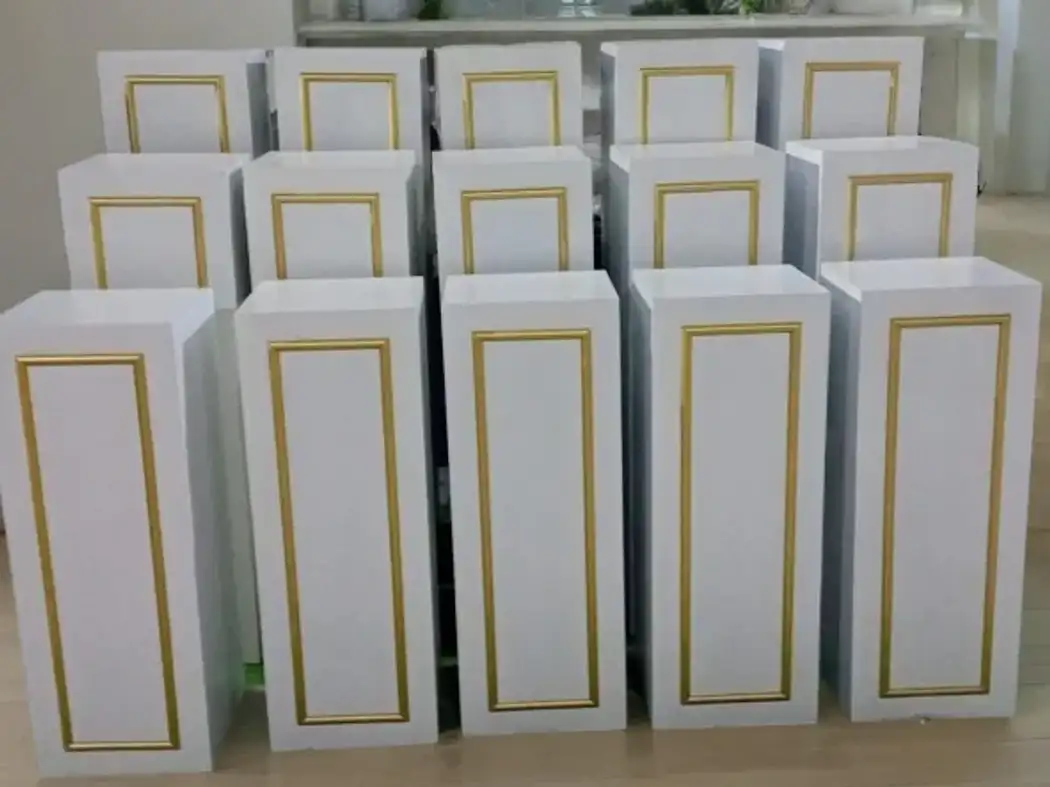 طاولات عرض و خدمة خشبية لون أبيض مناسبة للتقديمات في الحفلات والاستقبالات والعروض