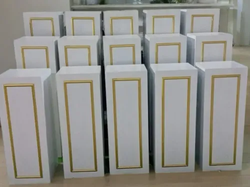 طاولات عرض و خدمة خشبية لون أبيض مناسبة للتقديمات في الحفلات والاستقبالات والعروض