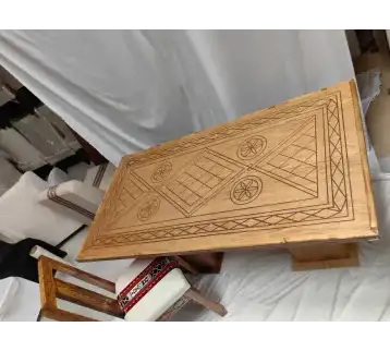 طاولة خشبية بلون خشبي مع رسومات ونقشات محفورة على الخشب مناسبة للعزائم والتجمعات للإيجار | استأجر