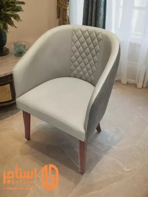 كرسي جلد ابيض مودرن بنمط تنجيد ماسي في الظهر بمساند جانبية مناسب للاستقبال والمناسبات