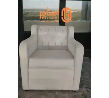 كنب مفرد بيج مودرن بمساند جانبية ونمط تنجيد ماسي على الظهر مناسب للاستقبال والمناسبات للإيجار | استأجر