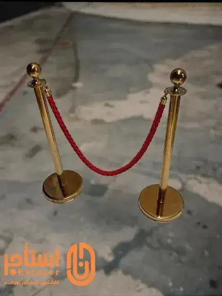 Barrier post with red rope, ideal for formal events, parties, hotels, and exhibitions - Image 2 for rent | Estajer