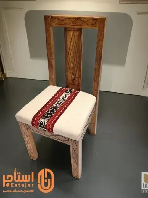 كرسي خشبي مزخرف يتميز بتصميمه التقليدي والفريد مناسب للمناسبات الوطنية يوم التأسيس واليوم الوطني