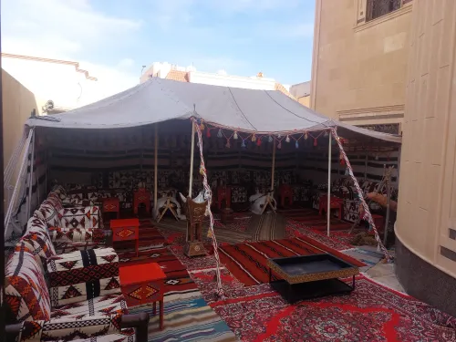 خيمة شعبية (بيت شعر) لونين أبيض وأسود مع سجاد أرضي وإنارة داخلية 