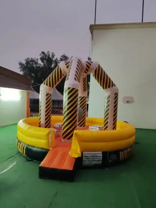 Wrecking Ball Battle Game – Balance challenge with a swinging giant ball 65 - Image 2 for rent | Estajer