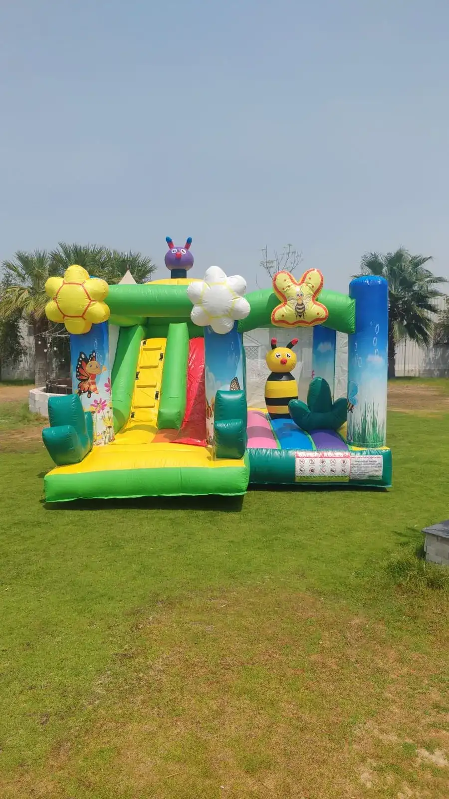 Bee Maze Bouncer and Slide – Active Adventure in the World of Bees - Main image for rent | Estajer