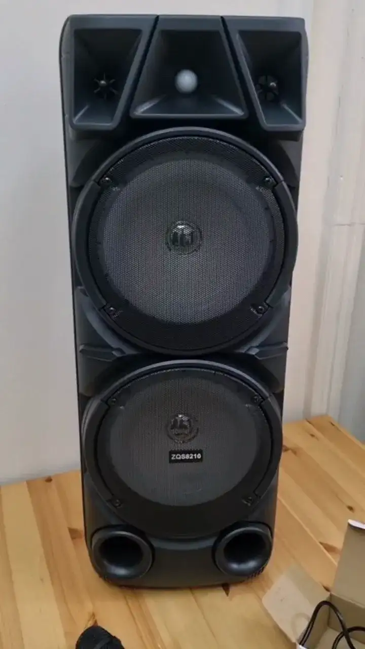 Microphone and Speakers - Main image for rent | Estajer