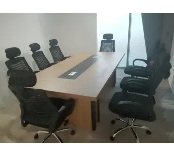 طاولة اجتماعات أنيقة مع 6 كراسي مكتبية متحركة مريحة – تصميم عصري مثالي لغرف الاجتماعات والمؤتمرات والمكاتب الإدارية للإيجار | استأجر