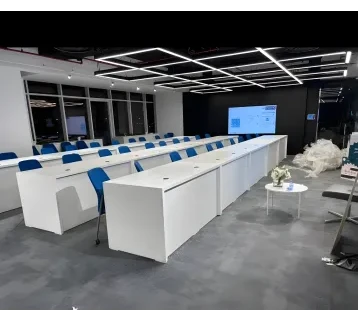 طاولة اجتماعات بيضاء عصرية بتصميم أنيق – مثالية لقاعات الاجتماعات، المؤتمرات، الدورات التدريبية والفعاليات للإيجار | استأجر