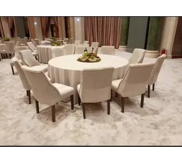 طقم طاولة دائرية مع شرشف أبيض و6 كراسي أنيقة – مثالي للأعراس، الحفلات، الفعاليات وقاعات المناسبات للإيجار | استأجر