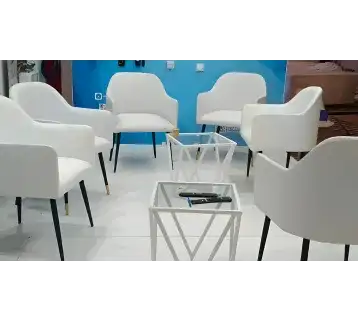 كرسي أبيض أنيق وفاخر للمناسبات والفعاليات والحفلات – تصميم عصري مريح يناسب الأعراس والمؤتمرات والمعارض للإيجار | استأجر
