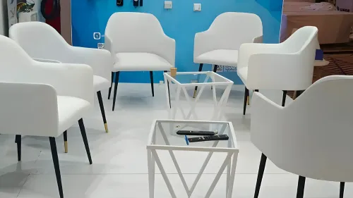 كرسي أبيض أنيق وفاخر للمناسبات والفعاليات والحفلات – تصميم عصري مريح يناسب الأعراس والمؤتمرات والمعارض