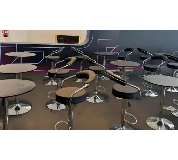 طقم طاولة بار أسود دائرية مع 4 كراسي بار أنيقة – تصميم عصري مثالي للمطاعم، الكافيهات، الفعاليات والحفلات للإيجار | استأجر