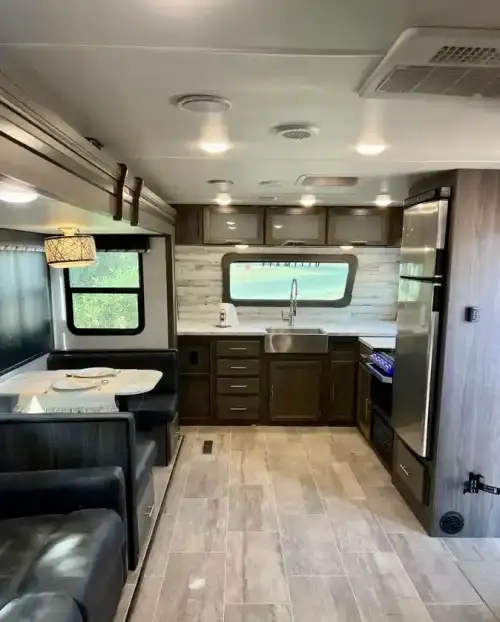 Rent a 32-foot caravan5