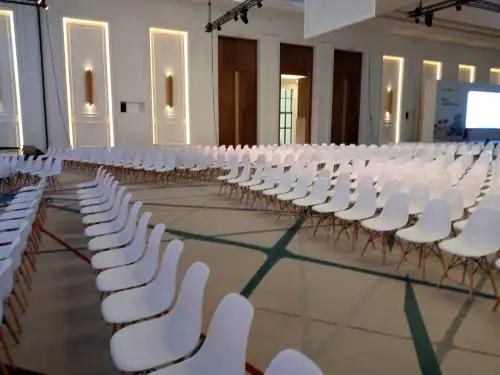 كرسي ابيض فاخر من البلاستيك - صورة 3 للإيجار | استأجر