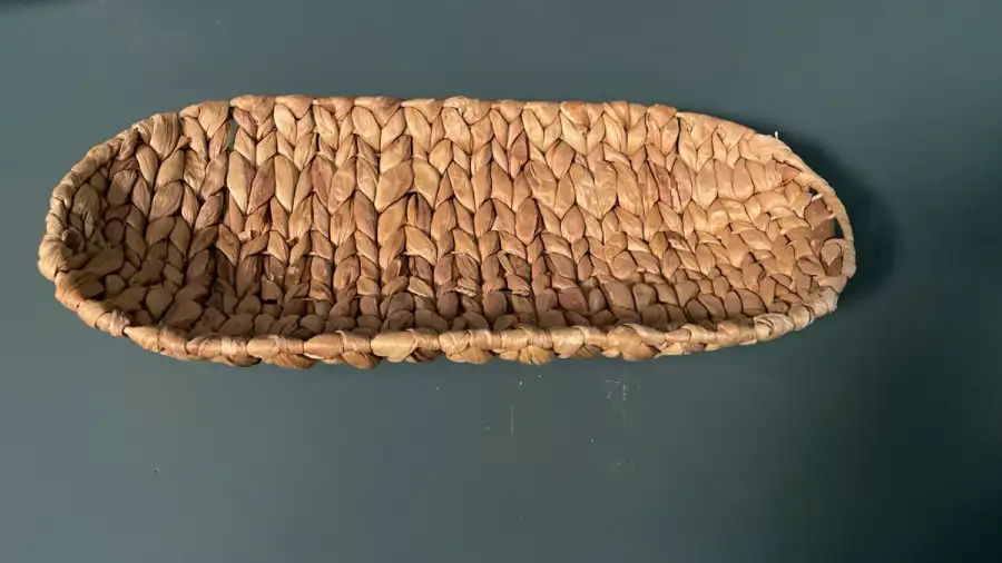 Straw Decorative Plate – Cinematic Decor - Main image for rent | Estajer