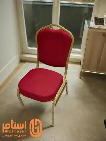 كرسي جلوس احمر باطار ذهبي من المعدن مناسب للمناسبات والاستقبالات وحفلات الزواج . - الصورة الرئيسية للإيجار | استأجر
