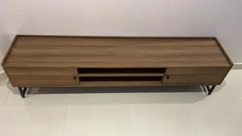 طاولة تلفاز خشبية – ديكور تصوير سينمائي - صورة 2 للإيجار | استأجر