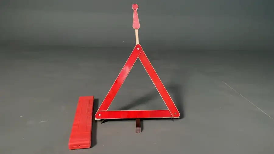Vehicle Breakdown Triangle – Cinema Prop - Main image for rent | Estajer