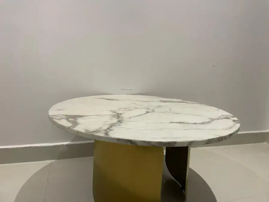 طاولة مجلس – ديكور تصوير سينمائي - الصورة الرئيسية للإيجار | استأجر