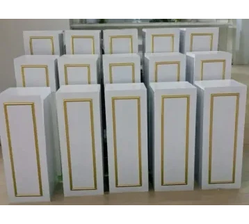 طاولات عرض و خدمة خشبية لون أبيض مناسبة للتقديمات في الحفلات والاستقبالات والعروض للإيجار | استأجر