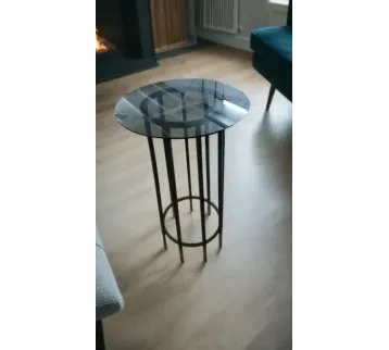 طاولة خدمة زجاجية حديثة دائرية بحامل معدني لون اسود مناسبة للتقديمات في الحفلات والاستقبالات للإيجار | استأجر