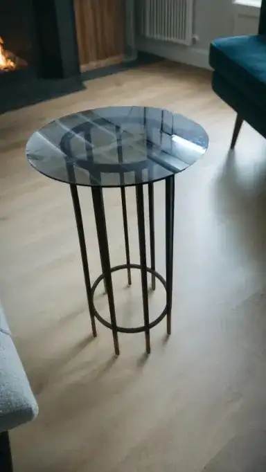 طاولة خدمة زجاجية حديثة دائرية بحامل معدني لون اسود مناسبة للتقديمات في الحفلات والاستقبالات - الصورة الرئيسية للإيجار | استأجر