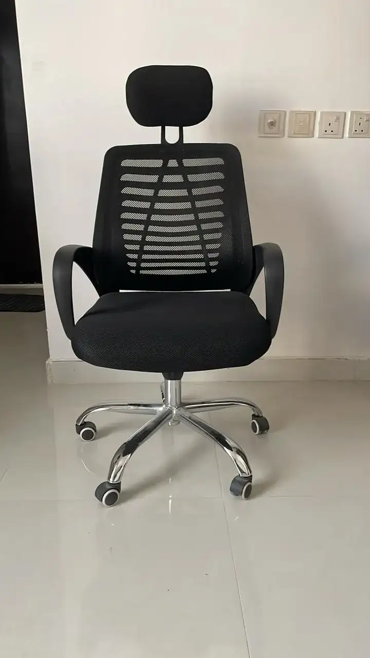 كرسي مكتبي أسود – ديكور تصوير سينمائي - الصورة الرئيسية للإيجار | استأجر