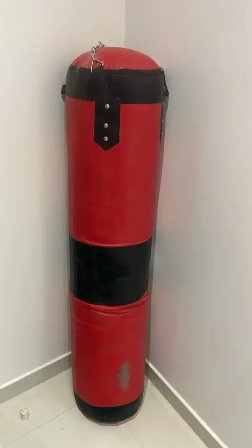 كيس ملاكمة أحمر وأسود طويل – بروبس سينمائي  - صورة 2 للإيجار | استأجر