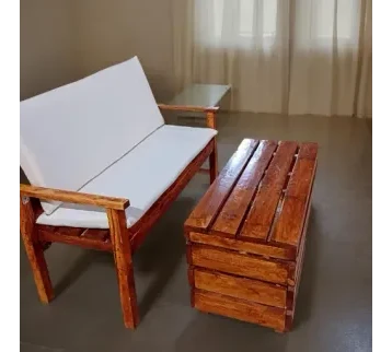 طاولة خشبية بتصميم ريفي مع كنب خشب كبير بمسناند مبطنة بلون ابيض للإيجار | استأجر