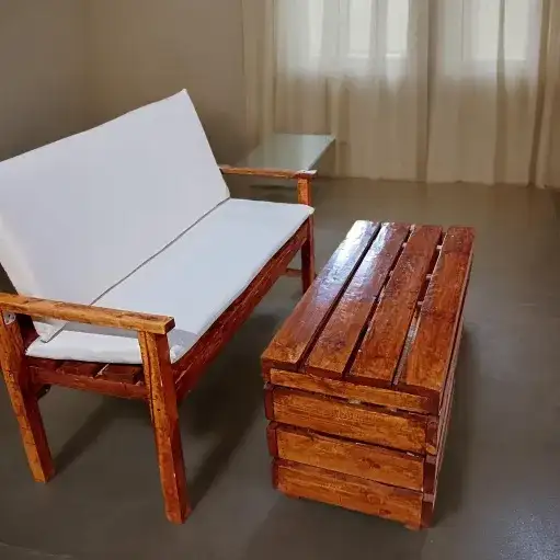 طاولة خشبية بتصميم ريفي مع كنب خشب كبير بمسناند مبطنة بلون ابيض - الصورة الرئيسية للإيجار | استأجر