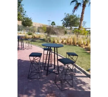 طقم طاولة بار أسود مع كرسيين بار معدنيين – تصميم عصري أنيق مثالي للحدائق، الفعاليات، الكافيهات والمناسبات للإيجار | استأجر