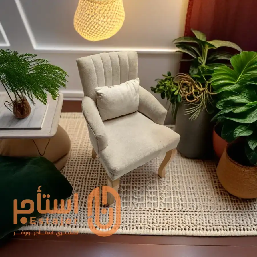 كرسي حضور مخمل بلون بيج فاتح وأرجل خشبية لون بني مع مخدة  - للايجار والتوصيل جميع احياء الرياض - الصورة الرئيسية للإيجار | استأجر