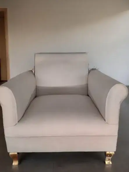 كنب كبير مبطن بقماش فاخر مثالي للاستخدام في الفعاليات والحفلات والمكاتب - صورة 2 للإيجار | استأجر