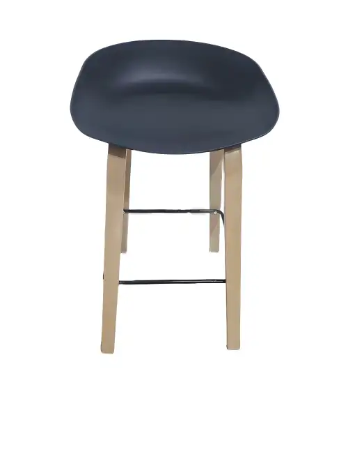 كرسي بار أسود أنيق مع قاعدة خشبية – تصميم عصري مثالي للكافيهات، المطاعم، الفعاليات والمناسبات - صورة 2 للإيجار | استأجر