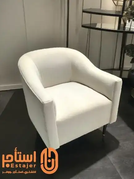 كنب مفرد ابيض مودرن بمساند جانبية وأرجل خشبية  مناسب للاستقبال والمناسبات - صورة 3 للإيجار | استأجر