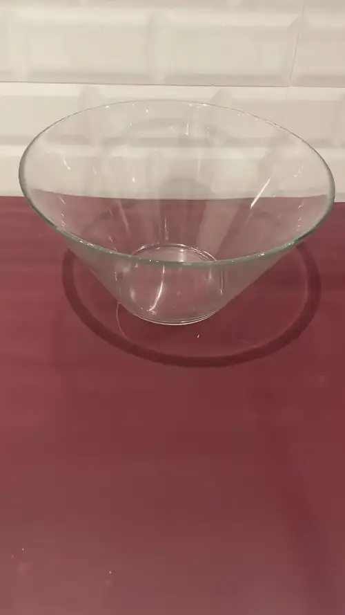 Transparent Plate – Film Production Props - Image 2 for rent | Estajer