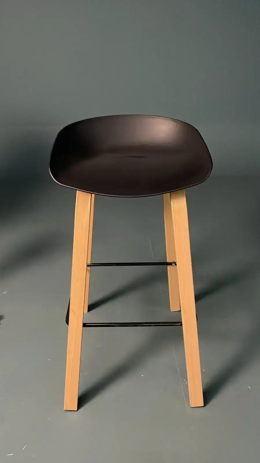 كرسي طويل بقدم خشبية – ديكور تصوير سينمائي - الصورة الرئيسية للإيجار | استأجر