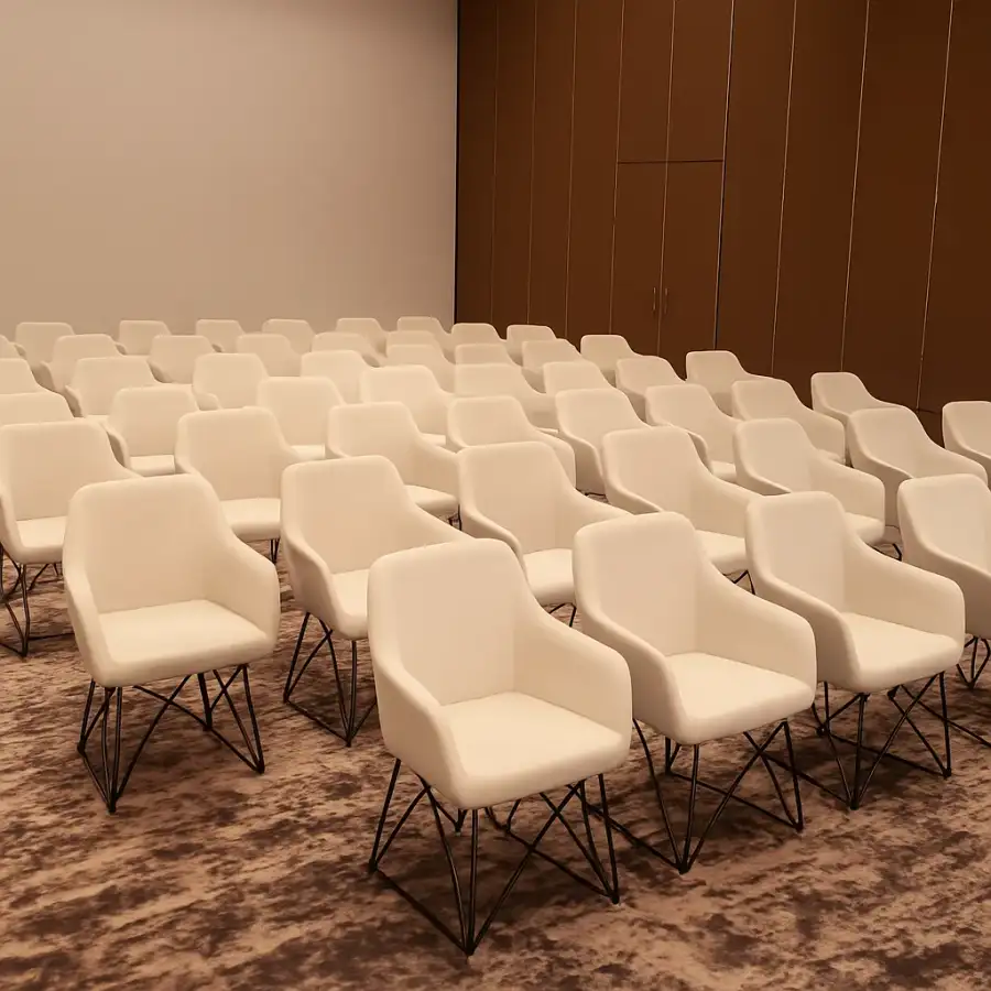 كرسي أبيض فاخر بتصميم عصري أنيق – مثالي للمناسبات، القاعات، المؤتمرات والفعاليات - الصورة الرئيسية للإيجار | استأجر
