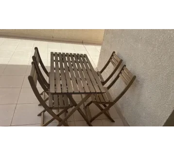 طاولة جلوس خارجية – ديكور سينمائي للإيجار | استأجر