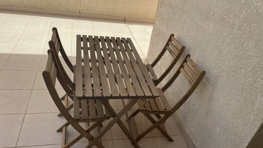 طاولة جلوس خارجية – ديكور سينمائي - الصورة الرئيسية للإيجار | استأجر